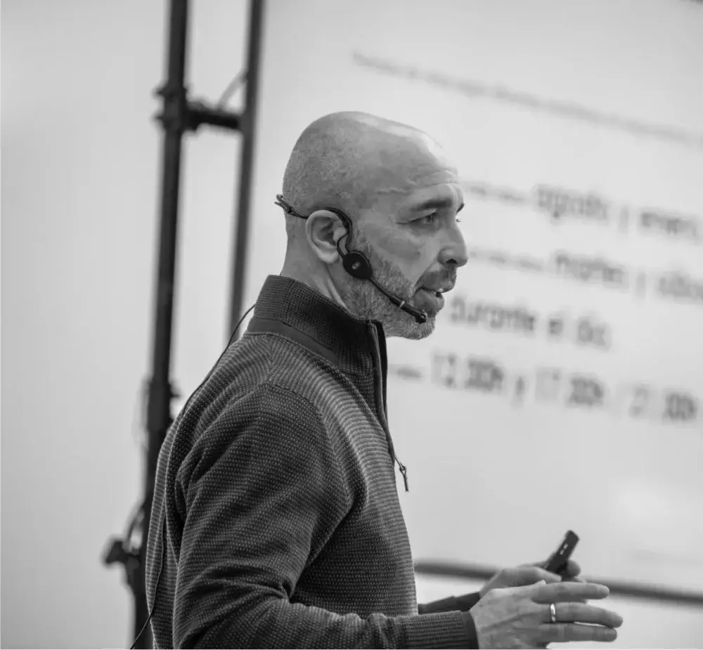 José Miguel Ángel Olleros en una ponencia sobre seguridad residencial.